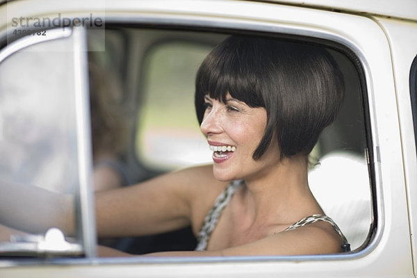 Frau beim Autofahren