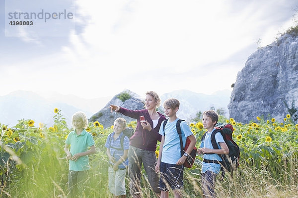 Frau mit Jungen in der Natur