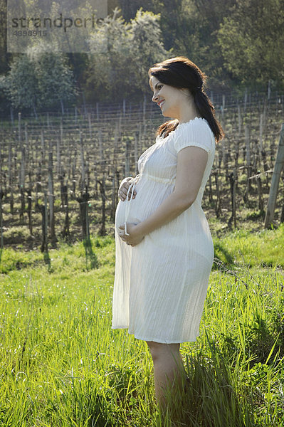 Schwangere Frau mit einer Beule