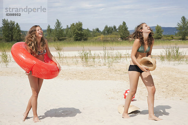Junge Frauen lachen am Strand