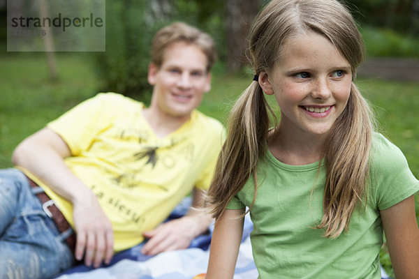 Mädchen mit ihrem älteren Bruder