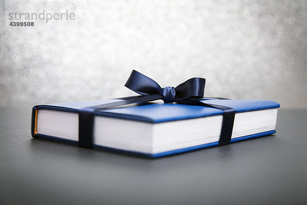 Buch in blauem Papier verpackt
