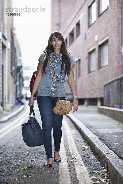 Junge Frau auf der Straße mit Taschen