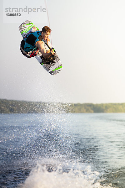 Wakeboarder in der Luft