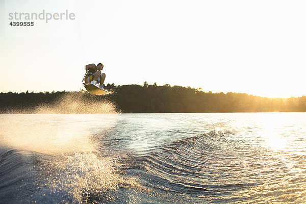 Wakeboarder bei Sonnenuntergang