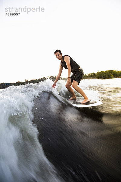 Frau beim Wakesurfen