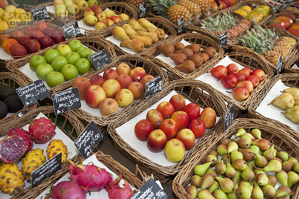 Verschiedene Früchte auf dem Markt präsentiert