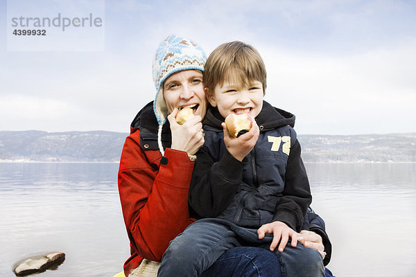 Mutter und Sohn beim Apfelessen