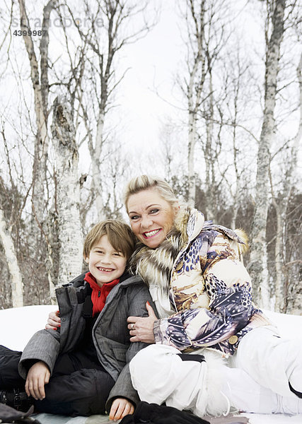 Großmutter und Sohn im Schnee