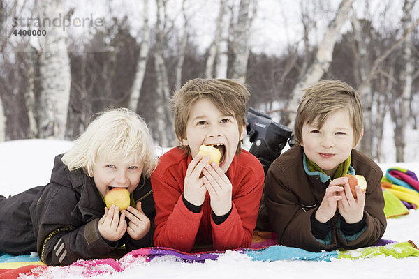 3 Kinder essen Obst