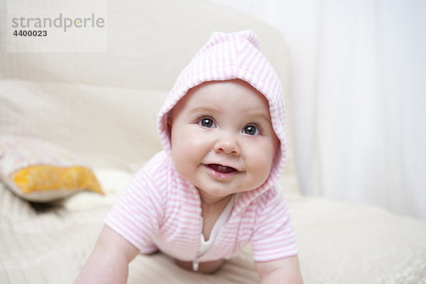 Baby auf einem Bett