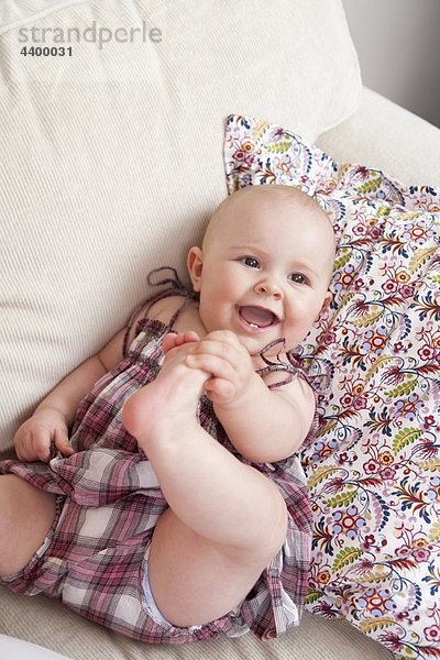 Baby auf der Couch liegend