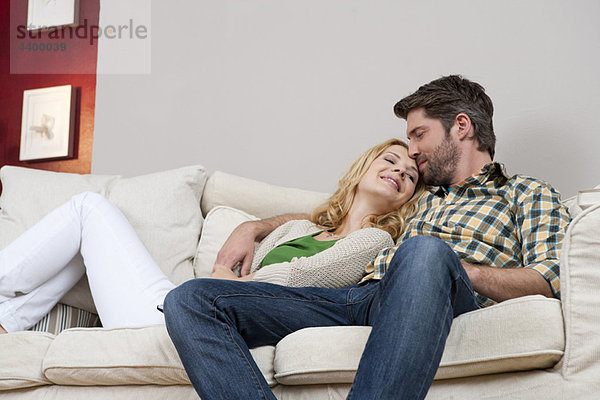 Frau und Mann auf der Couch