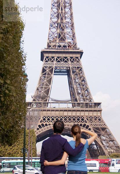 Paar Blick auf den Eiffelturm in Paris