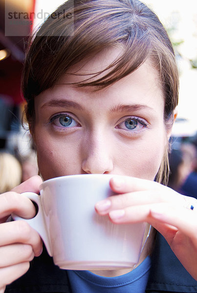Frau trinkt Kaffee in Paris