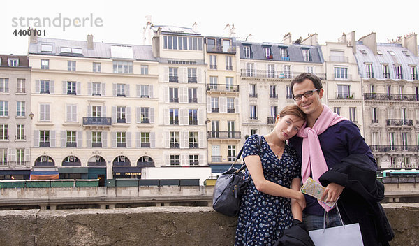 Paarumarmung nach dem Einkauf in Paris