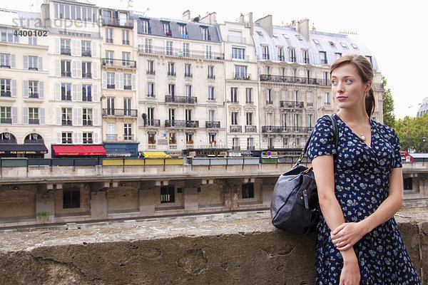 Frau entspannt sich am Fluss Seine in Paris