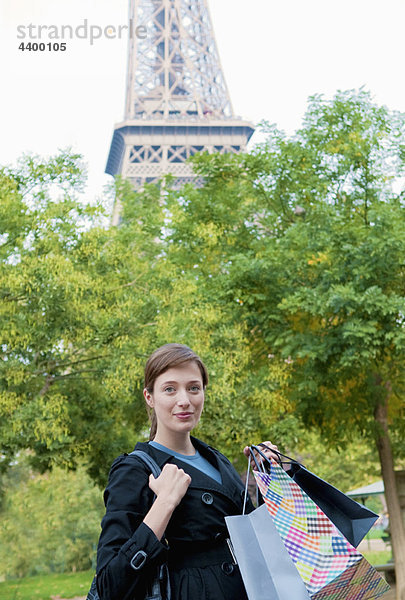 Frau nach einem Einkaufsbummel in Paris