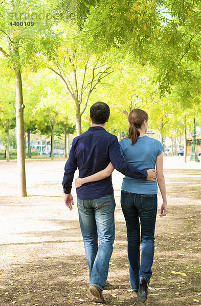 Romantischer Paarspaziergang durch den Pariser Park
