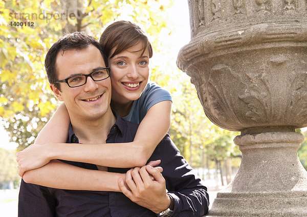 Glückliche Paarumarmung im Pariser Park