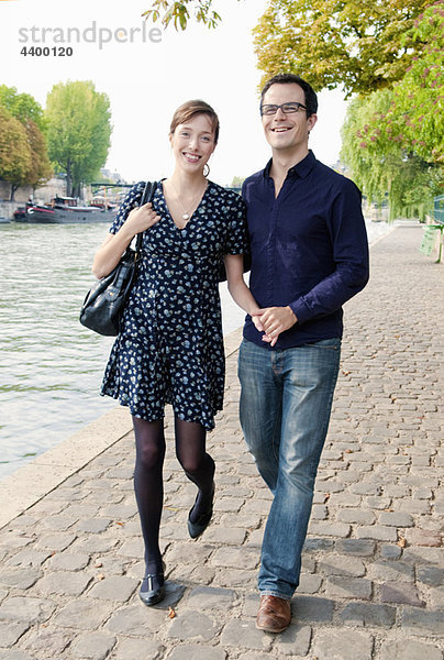 Paar Arm in Arm an der Seine Paris