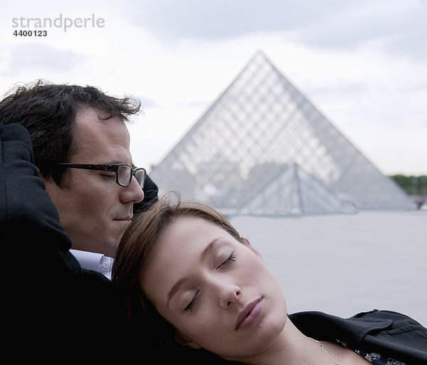 Paar Entspannung vor dem Louvre
