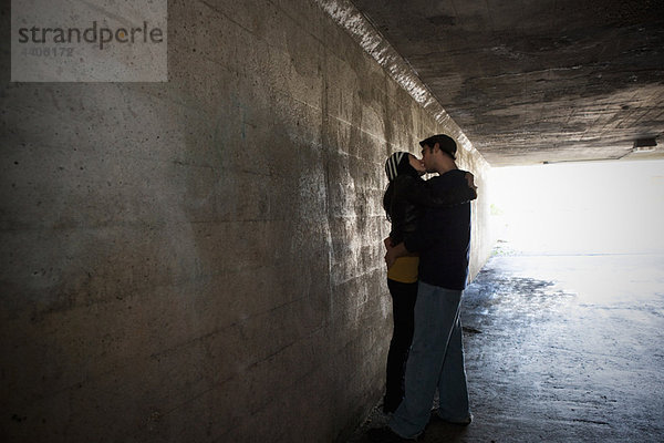 Paarküssen im Tunnel