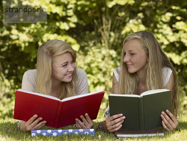 Zwei Mädchen beim Lesen im Park