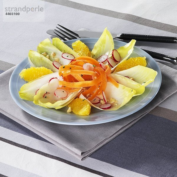 Chicorée und Gemüse-Salat mit orange Segmente