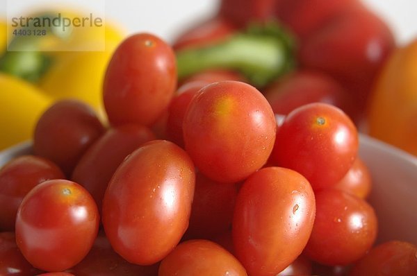 Tomaten  Paprika im Hintergrund