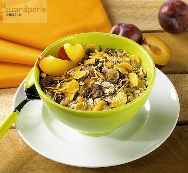 Bircher Müsli mit rote Pflaumen