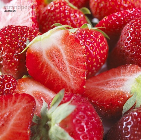 Halbierte Erdbeeren (Nahaufnahme)
