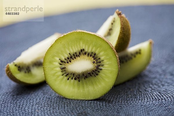 Kiwi Obst  in Stücke geschnitten