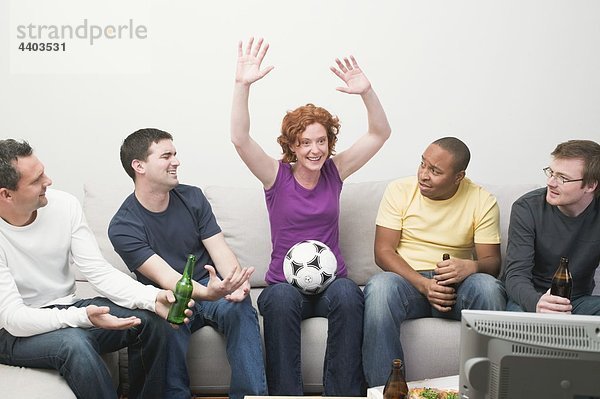 sitzend Freundschaft frontal Fernsehen Bier Football