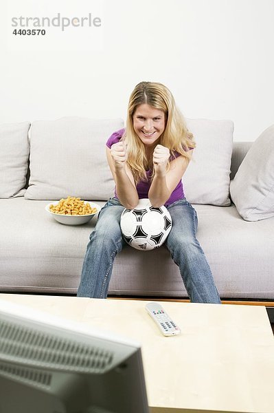 junge Frau junge Frauen sehen Lebensmittel Mittagspause Pause Fernsehen Football