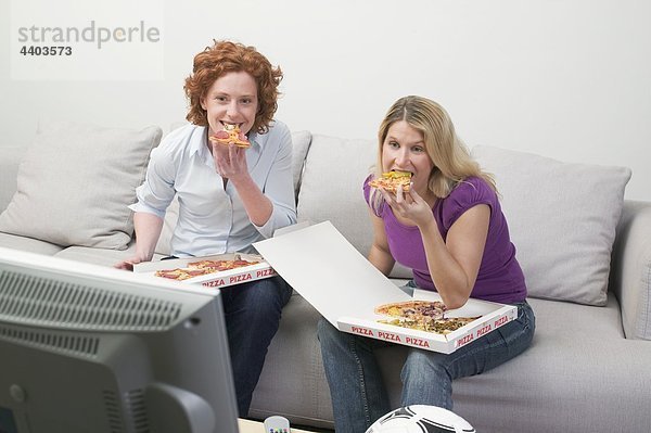 Freundschaft sehen Fernsehen 2 Pizza essen essend isst