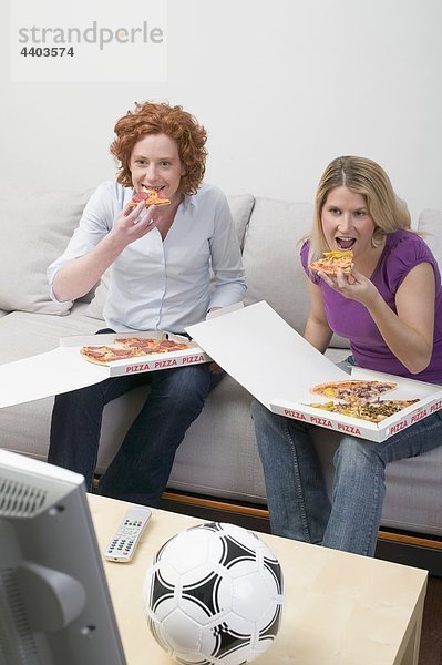 Freundschaft sehen Fernsehen 2 Pizza essen essend isst