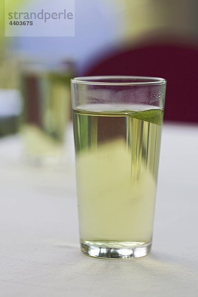 Ein Glas grüner Tee mit Minze