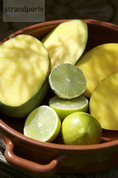 Halbierte Limes und Mangos mit Slices entfernt