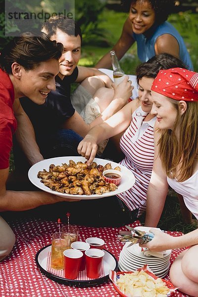 Junge Menschen in einer vierten Juli Picknick (USA)