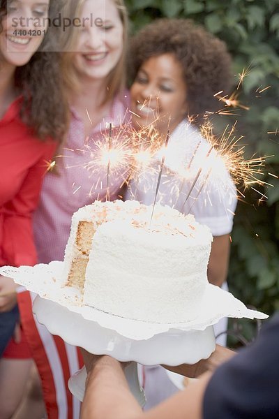 Vereinigte Staaten von Amerika USA Mann geben Kuchen Kokosnuss Wunderkerze Unabhängigkeitstag Juli