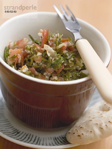 Couscous und Gemüse-Salat mit Fladenbrot