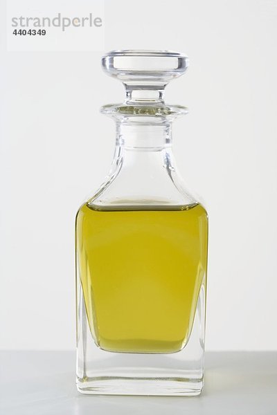 Olivenöl in eine kleine Glasflasche
