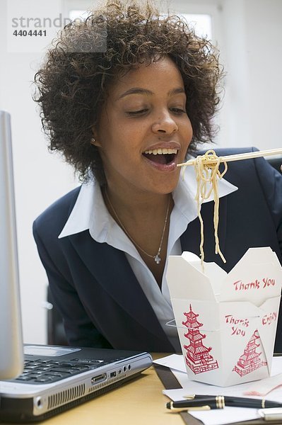 Frau im Büro Essen Asiatische Nudelgericht