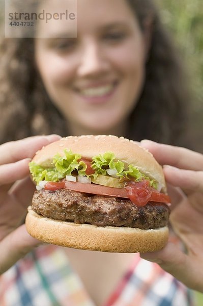 Frau hält hamburger