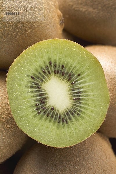 Hälfte ein Kiwi Obst auf mehrere ganze Kiwi Früchten (Nahaufnahme)