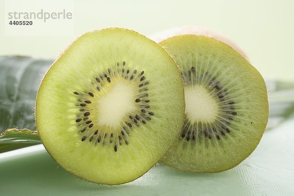 Kiwi Obst  zum Teil in Scheiben geschnitten