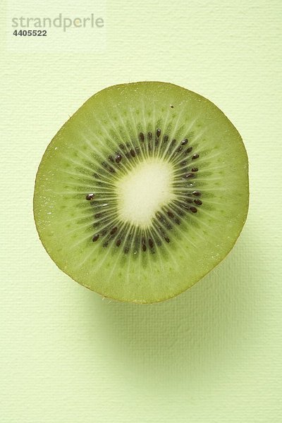 Hälfte ein Kiwi Obst (Draufsicht)