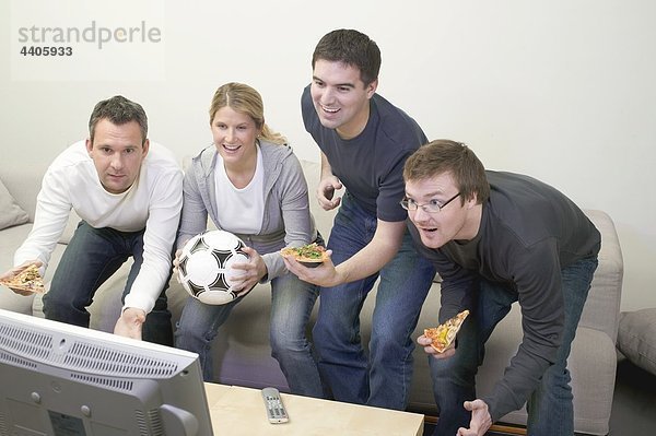 Freundschaft frontal Fernsehen Pizza Football