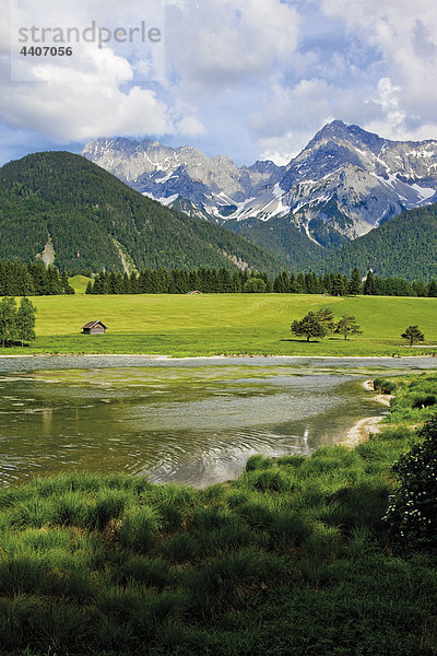 Deutschland  Bayern  Schmalsee mit Karwendelgebirge im Hintergrund